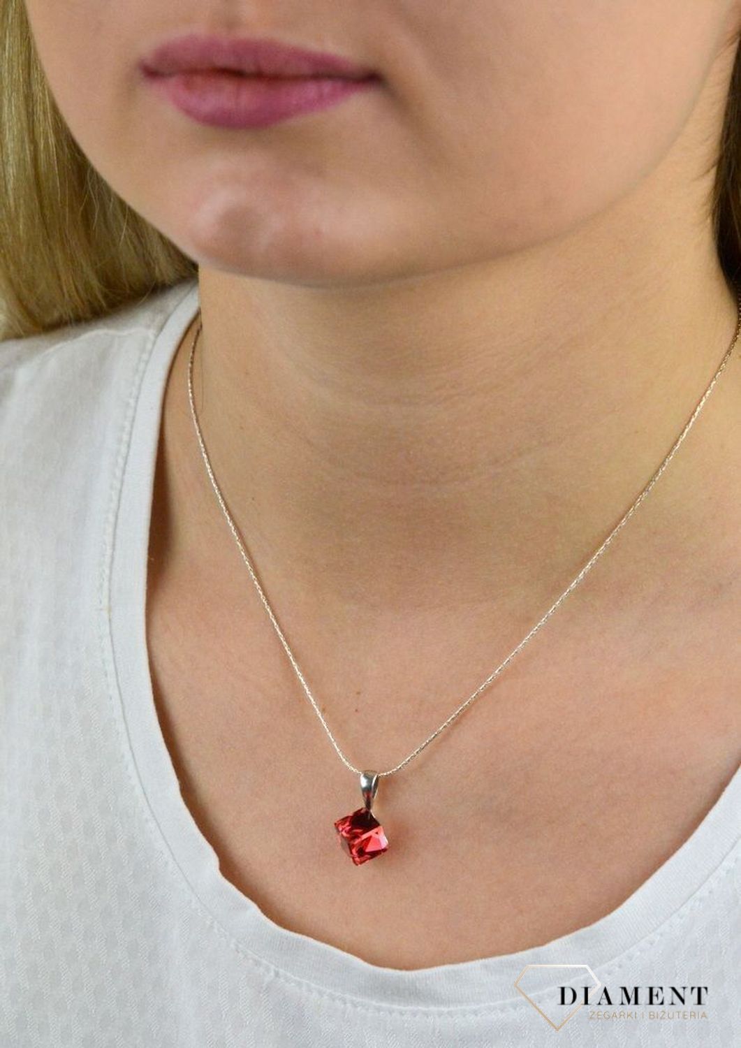 Zawieszka Swarovski Elements czerwona Spark Cube WO6100BB.jpg