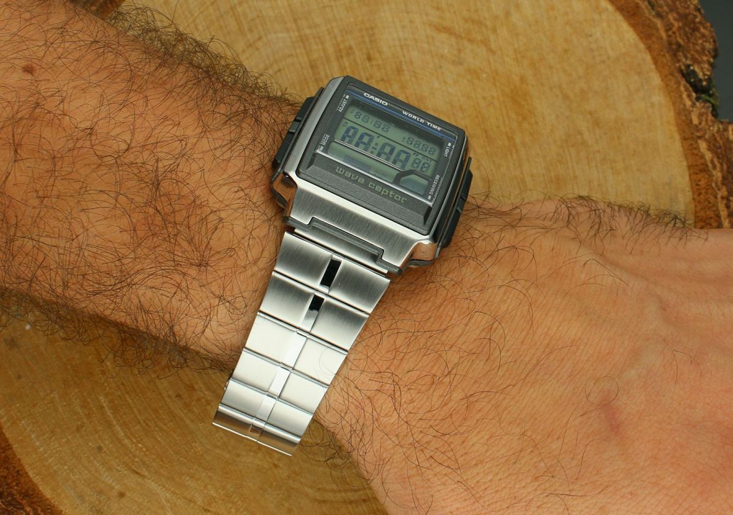 Zegarek Casio WV-59RD-1AEF z cyfrowym wyświetlaczem, mechanizmem kwarcowym i funkcją zegara światowego. Podświetlenie Illuminator, alarm, stoper, timer i trwała stalowa bransoleta.1.jpg