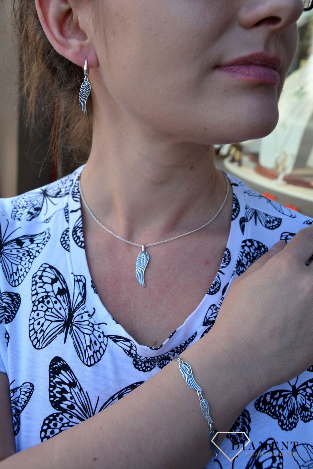 Kolczyki srebrne oksydowane z motywem skrzydła. Kolczyki to idealny pomysł na prezent dla kobiety. Kolczyki srebrne ze srebra próby 925. Zapraszamy!.jpg