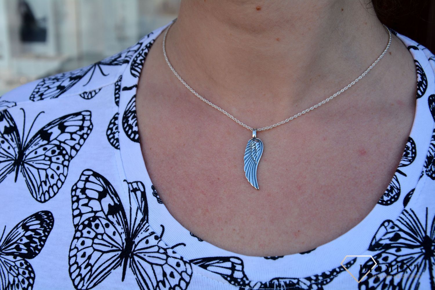 Zawieszka srebrna oksydowana z motywem skrzydła. Zawieszka została wykonana z wysokiej jakości srebra próby 925. Idealny pomysł na prezent..jpg