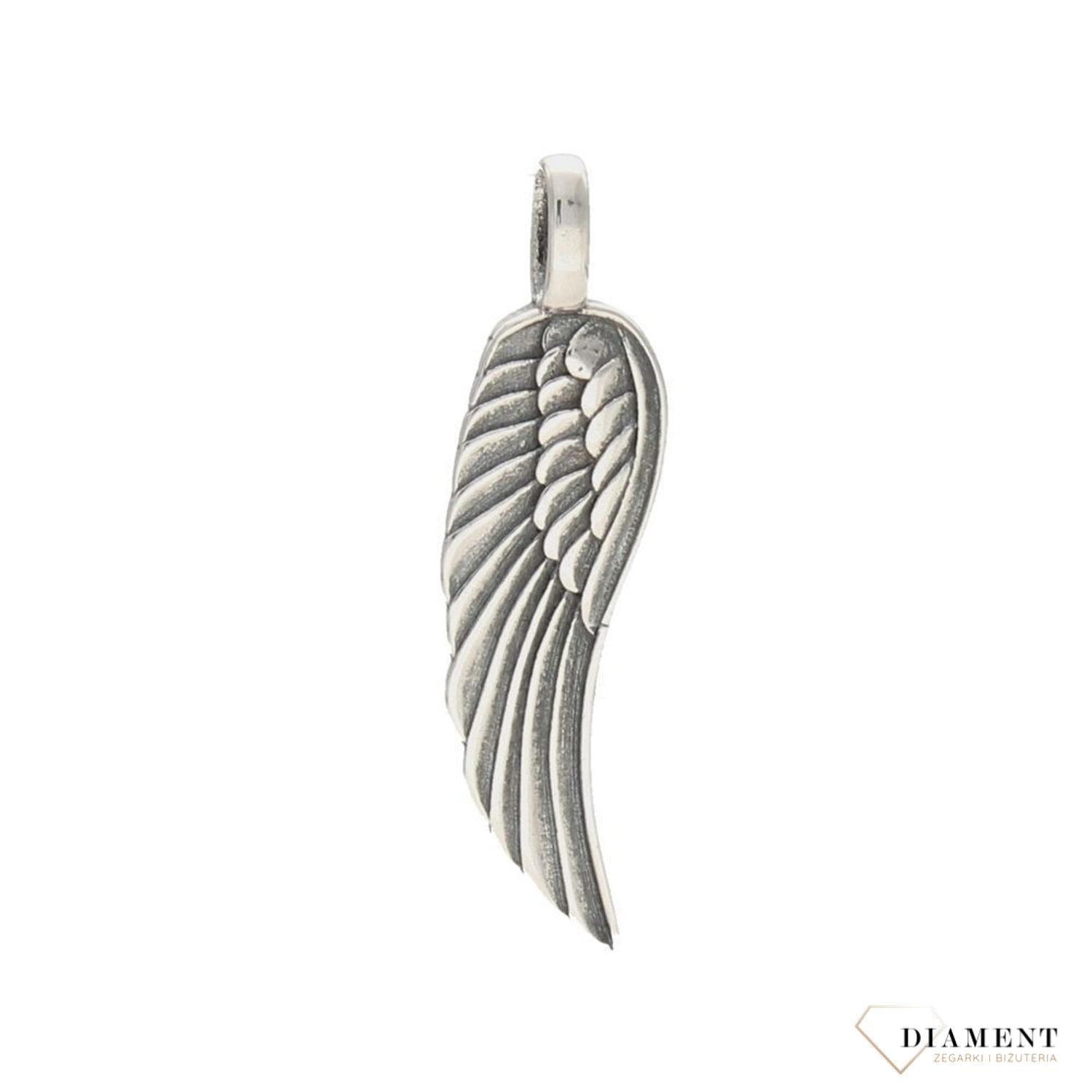 Zawieszka srebrna oksydowana z motywem skrzydła. Zawieszka została wykonana z wysokiej jakości srebra próby 925. Idealny pomysł na prezent..jpg
