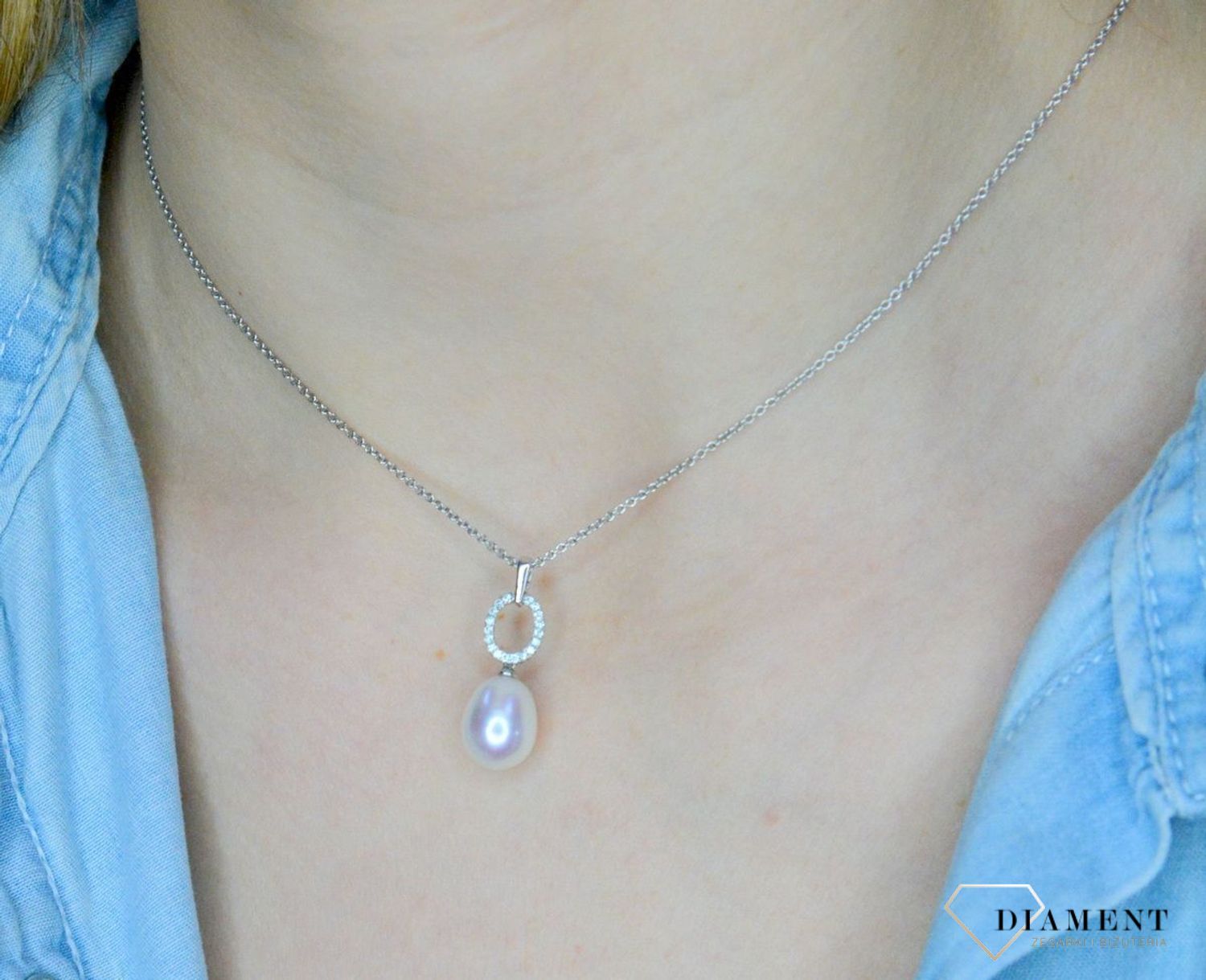 Złoty naszyjnik z białego złota zawieszka z perełką i Diamentami WŁ-35-07-002.jpg