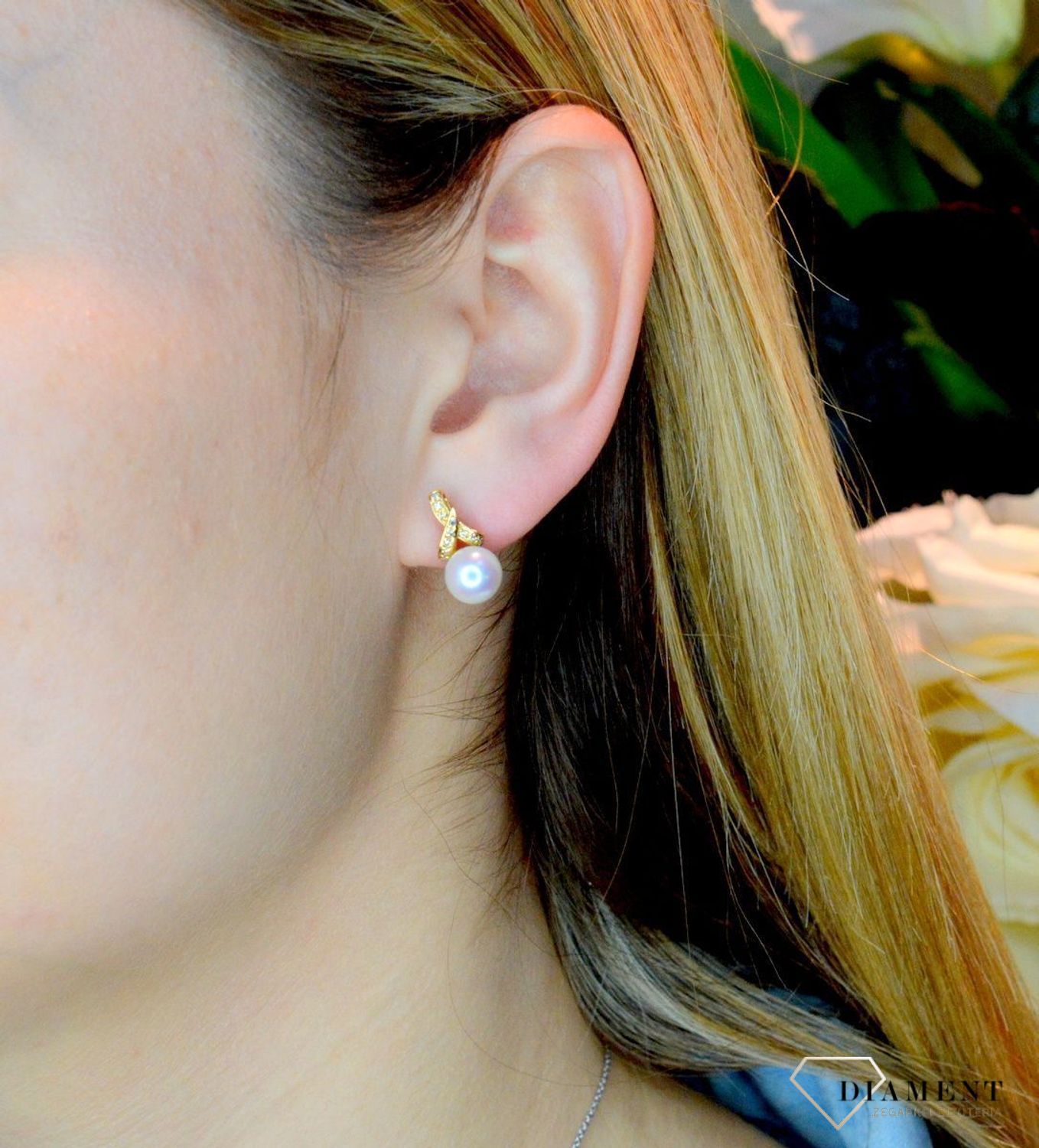 Złote kolczyki perła AKOYA przy uchu Diament 'Wstążka z perłą' WŁ-82009.jpg