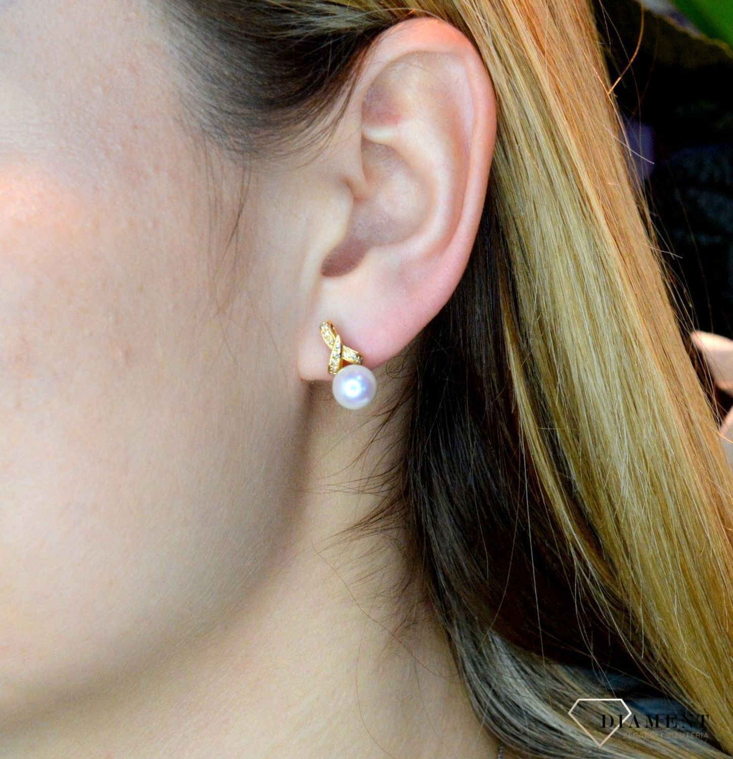 Złote kolczyki perła AKOYA przy uchu Diament 'Wstążka z perłą' WŁ-82009.jpg