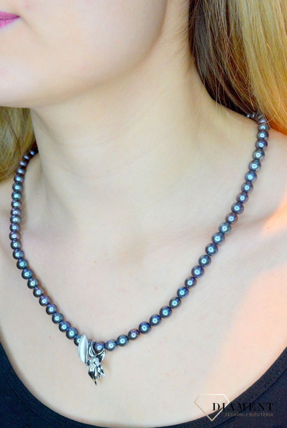 Naszyjnik damski z perłą słodkowodną fioletową WŁ-PS.06.7N08C.  Perła to jeden z najszlachetniejszych oraz najbardziej charakterystycznych klejnotów na ziemi.  Koraliki perłopławów są przetwarzane na masę perłową, z kolei nast.jpg