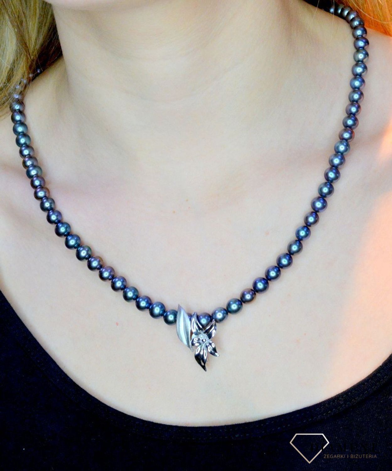 Naszyjnik damski z perłą słodkowodną fioletową WŁ-PS.06.7N08C.  Perła to jeden z najszlachetniejszych oraz najbardziej charakterystycznych klejnotów na ziemi.  Koraliki perłopławów są przetwarzane na masę perłową, z kolei nast.jpg