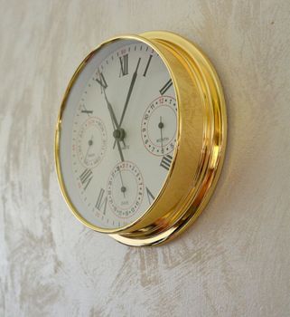 Zegar wyposażony jest w kwarcowy mechanizm, zasilany za pomocą baterii. MULTIDATA Zegar złoty mały z kalendarzem rozmieszczonym na trzech małych tarczach.  (2).JPG