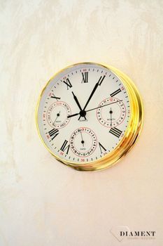 Zegar wyposażony jest w kwarcowy mechanizm, zasilany za pomocą baterii. MULTIDATA Zegar złoty mały z kalendarzem rozmieszczonym na trzech małych tarczach.  (4).JPG