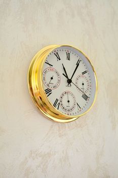 Zegar wyposażony jest w kwarcowy mechanizm, zasilany za pomocą baterii. MULTIDATA Zegar złoty mały z kalendarzem rozmieszczonym na trzech małych tarczach.  (5).JPG