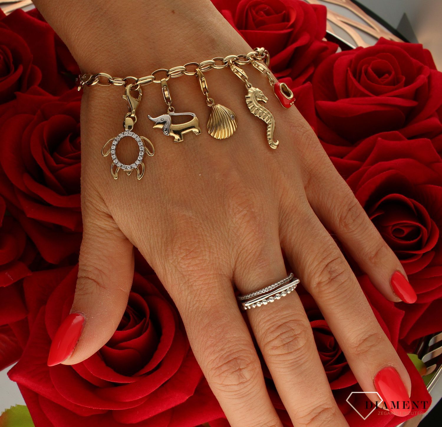 Złota zawieszka 333 charms do bransoletki muszelka Z-376.  Zawieszkę w kształcie muszelki można doczepić do bransoletki za pomocą karabińczyka. Zawieszka to idealny pomysł na prezent dla każdej kobiety..jpg