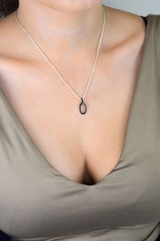 Stylowa srebrna zawieszka próby 925 w owalnym kształcie, zdobiona czarnymi cyrkoniami. Elegancki i ponadczasowy dodatek. Idealna na prezent. Gwarancja jakości (1).JPG