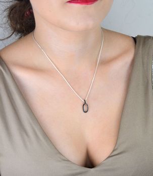 Stylowa srebrna zawieszka próby 925 w owalnym kształcie, zdobiona czarnymi cyrkoniami. Elegancki i ponadczasowy dodatek. Idealna na prezent. Gwarancja jakości (3).JPG