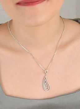 Srebrna zawieszka cyrkonie Moglie Ślubne Zawieszka Dall'Acqua ze srebra próby 925 z cyrkoniami Z VI12 056. Długość zawieszki wynosi 4,5cm. DALL'ACQUA to marka podkreślająca kobiece piękno, łącząca idealnie k (3).JPG