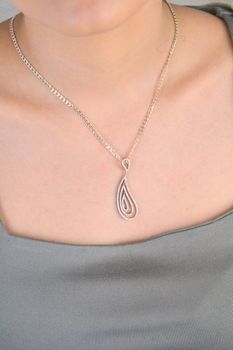 Srebrna zawieszka cyrkonie Moglie Ślubne Zawieszka Dall'Acqua ze srebra próby 925 z cyrkoniami Z VI12 056. Długość zawieszki wynosi 4,5cm. DALL'ACQUA to marka podkreślająca kobiece piękno, łącząca idealnie k (4).JPG