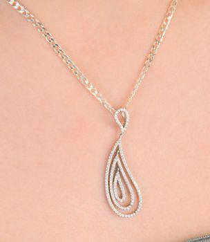 Srebrna zawieszka cyrkonie Moglie Ślubne Zawieszka Dall'Acqua ze srebra próby 925 z cyrkoniami Z VI12 056. Długość zawieszki wynosi 4,5cm. DALL'ACQUA to marka podkreślająca kobiece piękno, łącząca idealnie k.JPG