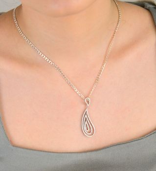 Srebrna zawieszka cyrkonie Moglie Ślubne Zawieszka Dall'Acqua ze srebra próby 925 z cyrkoniami Z VI12 056. Długość zawieszki wynosi 4,5cm. DALL'ACQUA to marka podkreślająca kobiece piękno, łącząca idealnie kla (1).JPG