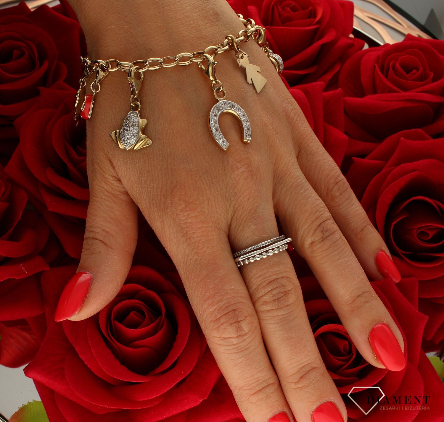 Złota zawieszka 585 charms do bransoletki podkowa na szczęście Z08-D00-ZLB5421. Zawieszkę w kształcie podkowy można doczepić do bransoletki za pomocą karabińczyka. Zawieszka to idealny pomysł na prezent dla każdej kobiety..jpg