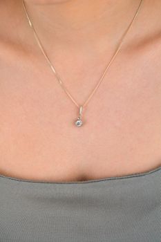 Zawieszka srebrna próba 925, okrągła w cyrkonie Z3FF026 Elegancka i subtelna zawieszka wykonana z wysokiej jakości srebra próby 925, ozdobiona piękną, okrągłą cyrkonią. Ta biżuteria jest doskonałym wyborem dla osób ceniących p (1).JPG
