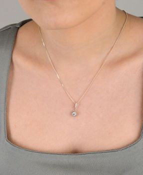 Zawieszka srebrna próba 925, okrągła w cyrkonie Z3FF026 Elegancka i subtelna zawieszka wykonana z wysokiej jakości srebra próby 925, ozdobiona piękną, okrągłą cyrkonią. Ta biżuteria jest doskonałym wyborem dla osób ceniących.JPG