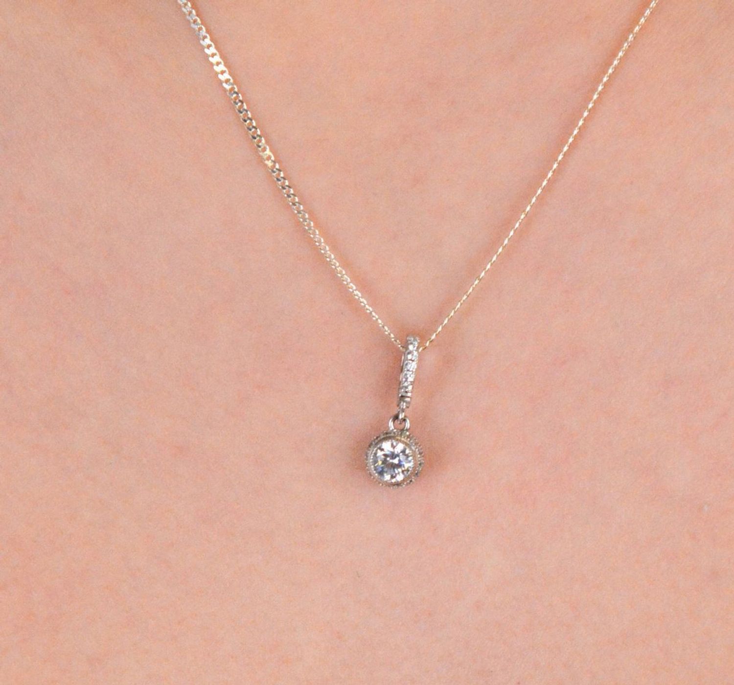 Zawieszka srebrna próba 925, okrągła w cyrkonie Z3FF026 Elegancka i subtelna zawieszka wykonana z wysokiej jakości srebra próby 925, ozdobiona piękną, okrągłą cyrkonią.1.jpg