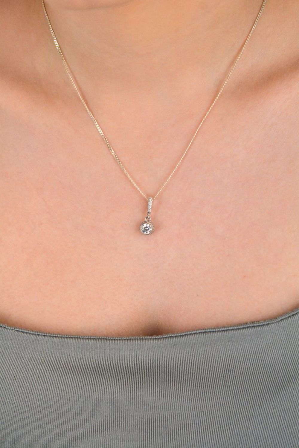 Zawieszka srebrna próba 925, okrągła w cyrkonie Z3FF026 Elegancka i subtelna zawieszka wykonana z wysokiej jakości srebra próby 925, ozdobiona piękną, okrągłą cyrkonią.1.jpg