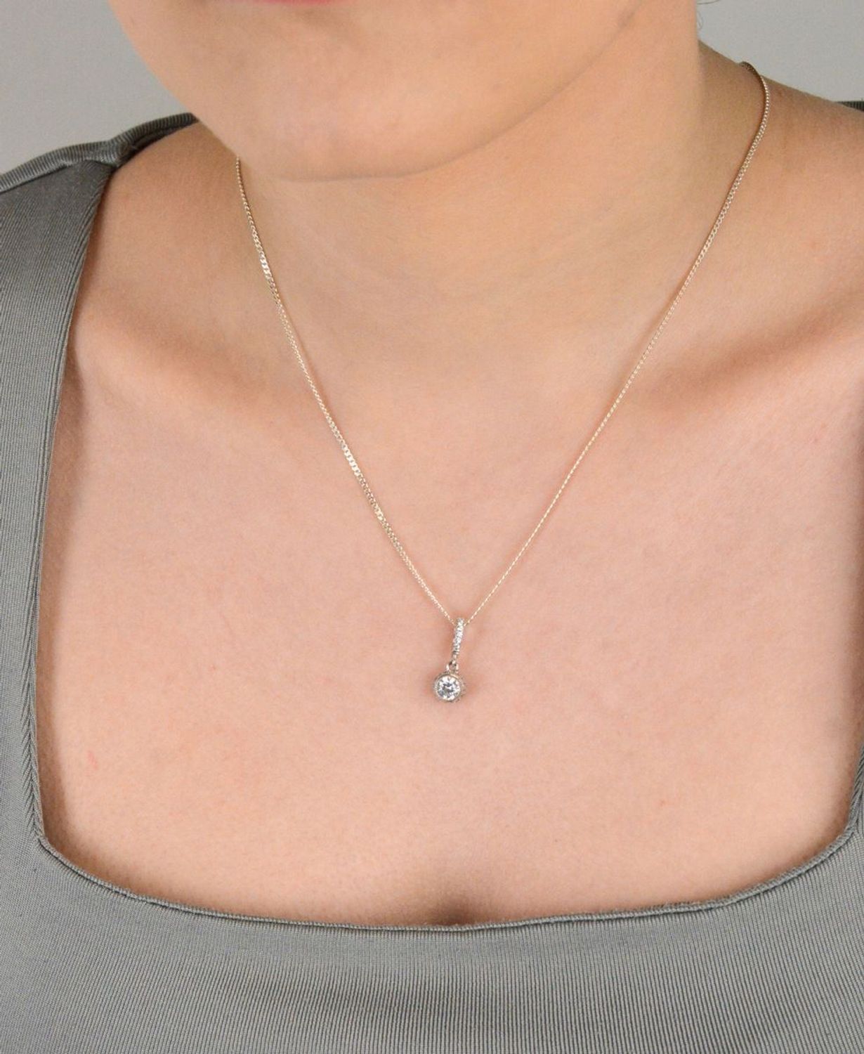 Zawieszka srebrna próba 925, okrągła w cyrkonie Z3FF026 Elegancka i subtelna zawieszka wykonana z wysokiej jakości srebra próby 925, ozdobiona piękną, okrągłą cyrkonią.1.jpg