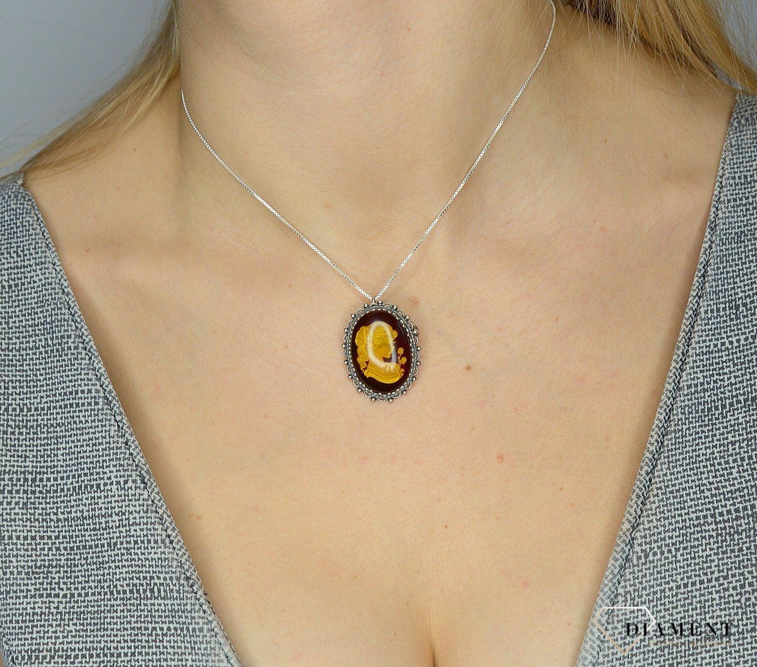 Zawieszka srebrna broszko wisior z bursztynem Kamea ZAW-000000-2440-bursztyn.jpg