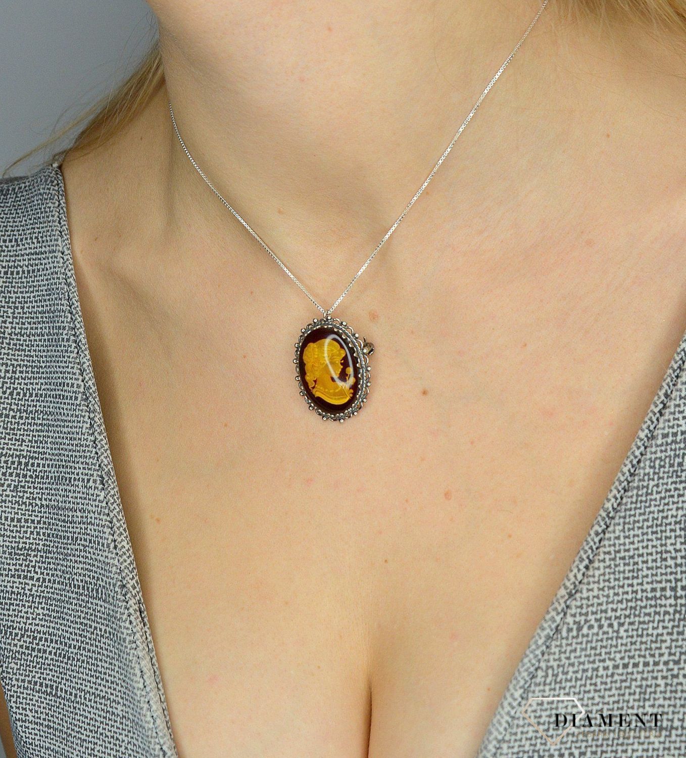 Zawieszka srebrna broszko wisior z bursztynem Kamea ZAW-000000-2440-bursztyn.jpg