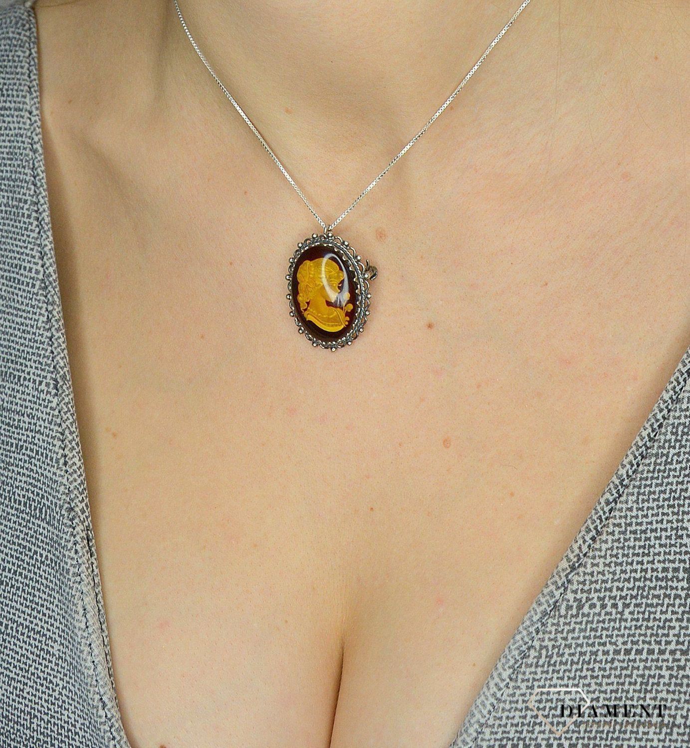 Zawieszka srebrna broszko wisior z bursztynem Kamea ZAW-000000-2440-bursztyn.jpg