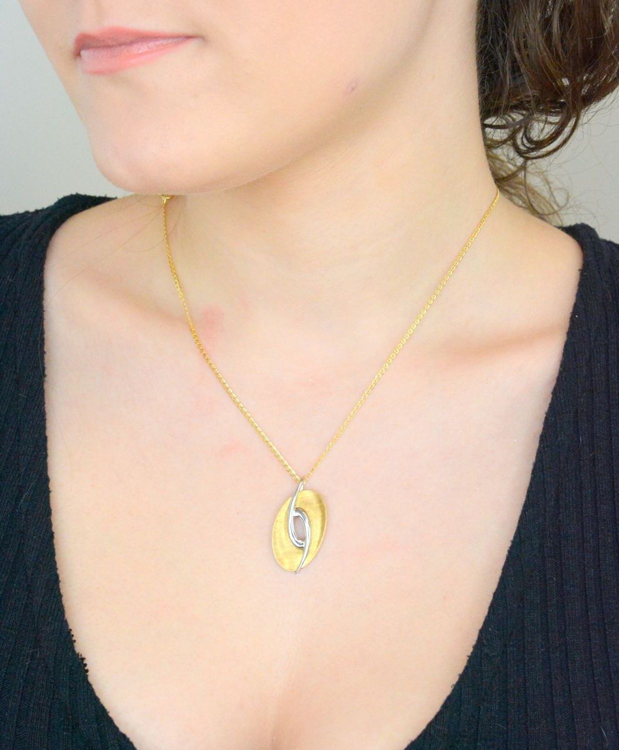 Zawieszka złota damska owalna z białym złotem i złotym matem próba 585. Duża zawieszka złota. Pokaźna złota biżuteria. Zawieszki złote. Prezent dla kobiety. Złota biżuteria. Modne zawieszki. 1.jpg