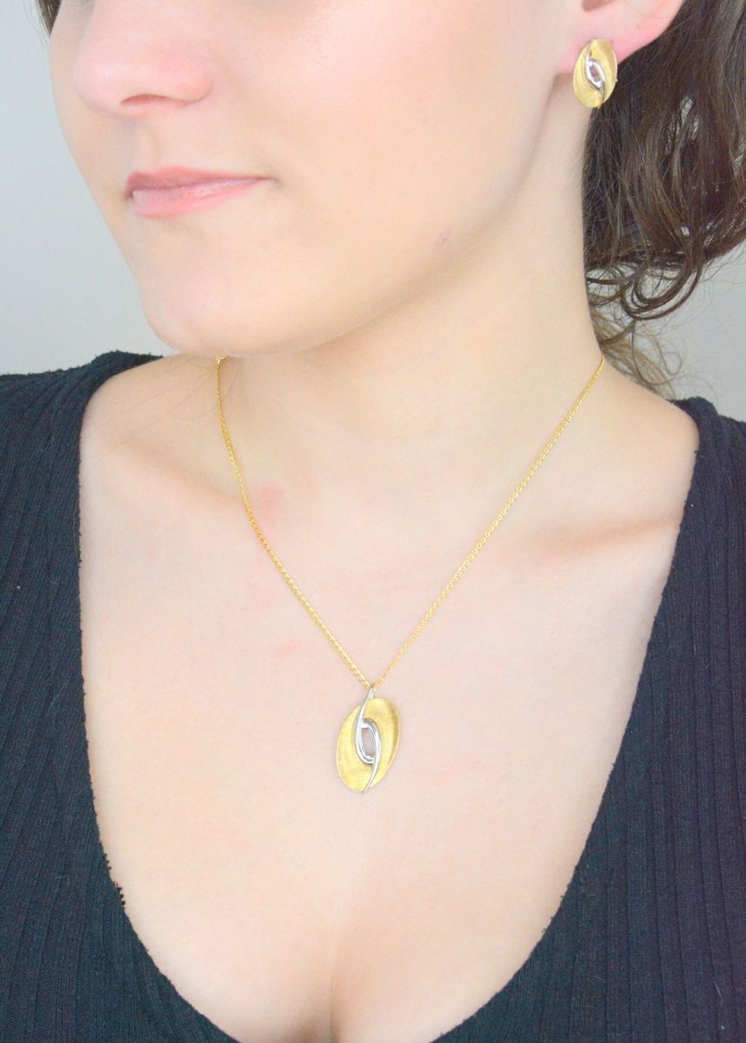 Zawieszka złota damska owalna z białym złotem i złotym matem próba 585. Duża zawieszka złota. Pokaźna złota biżuteria. Zawieszki złote. Prezent dla kobiety. Złota biżuteria. Modne zawieszki. 1.jpg