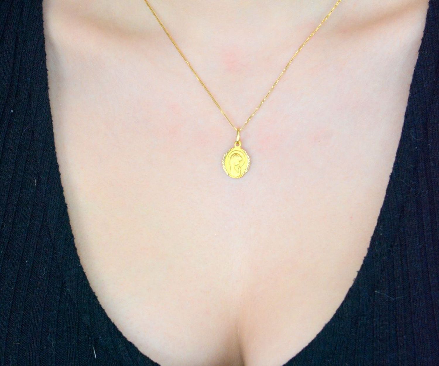 Złoty medalik zawieszka Matka Boska Fatimska, próba 585 ZAW-0543-585. Wyjątkowy medalik Matka Boska Fatimska sprawdzi się idealnie jako prezent i upamiętnienie takich chwil jak 1.jpg