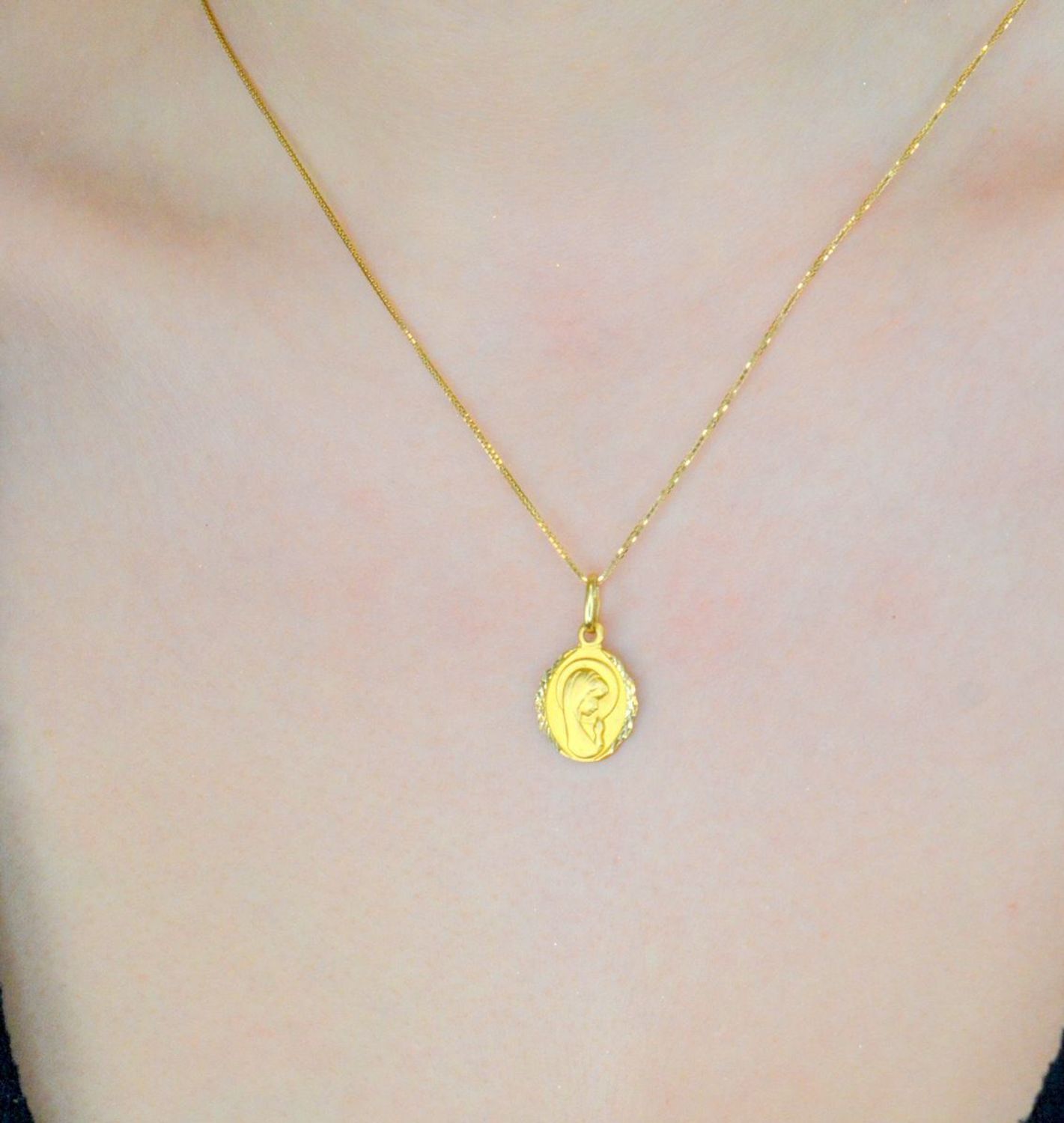 Złoty medalik zawieszka Matka Boska Fatimska, próba 585 ZAW-0543-585. Wyjątkowy medalik Matka Boska Fatimska sprawdzi się idealnie jako prezent i upamiętnienie takich chwil jak 1.jpg