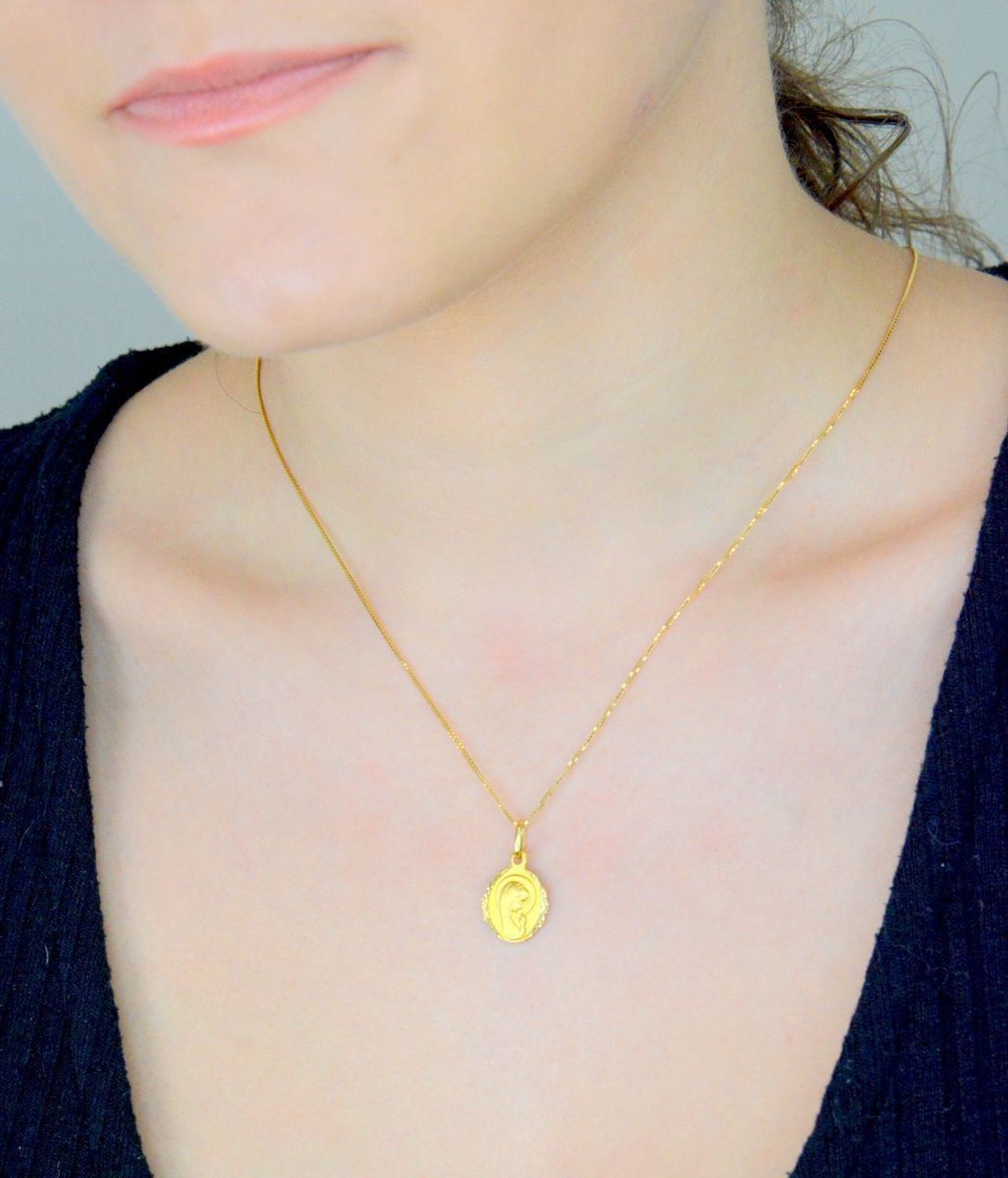 Złoty medalik zawieszka Matka Boska Fatimska, próba 585 ZAW-0543-585. Wyjątkowy medalik Matka Boska Fatimska sprawdzi się idealnie jako prezent i upamiętnienie takich chwil jak 1.jpg