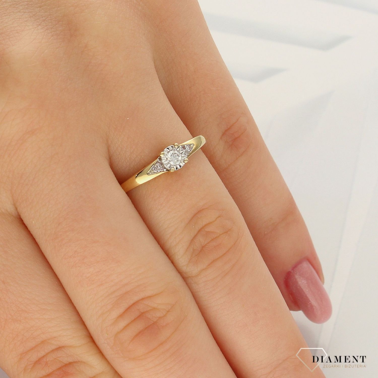 Pierścionek złoty DIAMENT żółte złoto, siedem diamentów w białym złocie ZR-101043.jpg