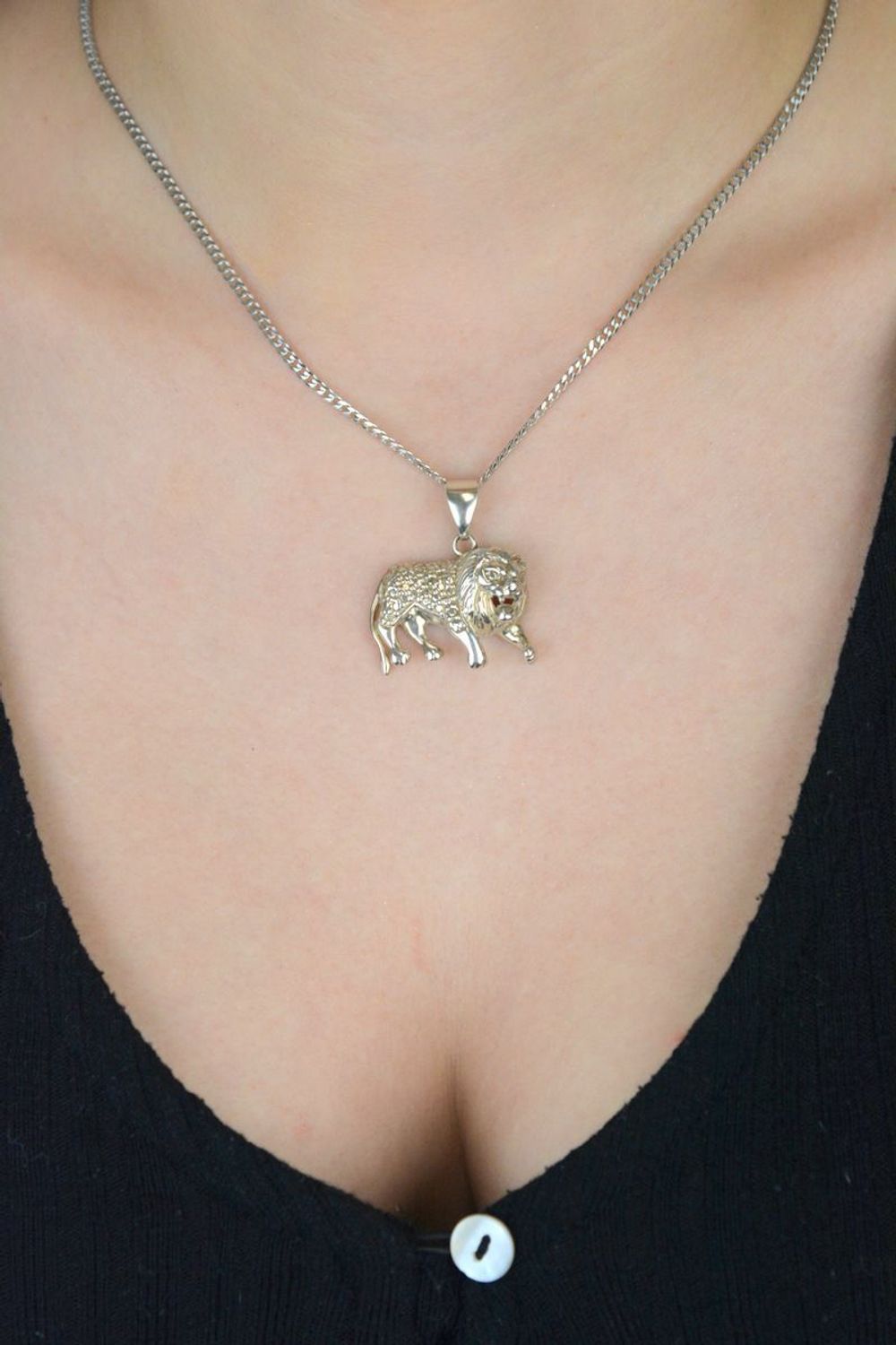 Zawieszka srebrna z motywem lwa, model ZS405, wykonana ze srebra próby 925. Wymiary 3,0 cm x 2,5 cm, waga 6,17 g. Symbolizuje siłę, odwagę i męskość. Idealna biżuteria dla osób ceniących wyraz.jpg