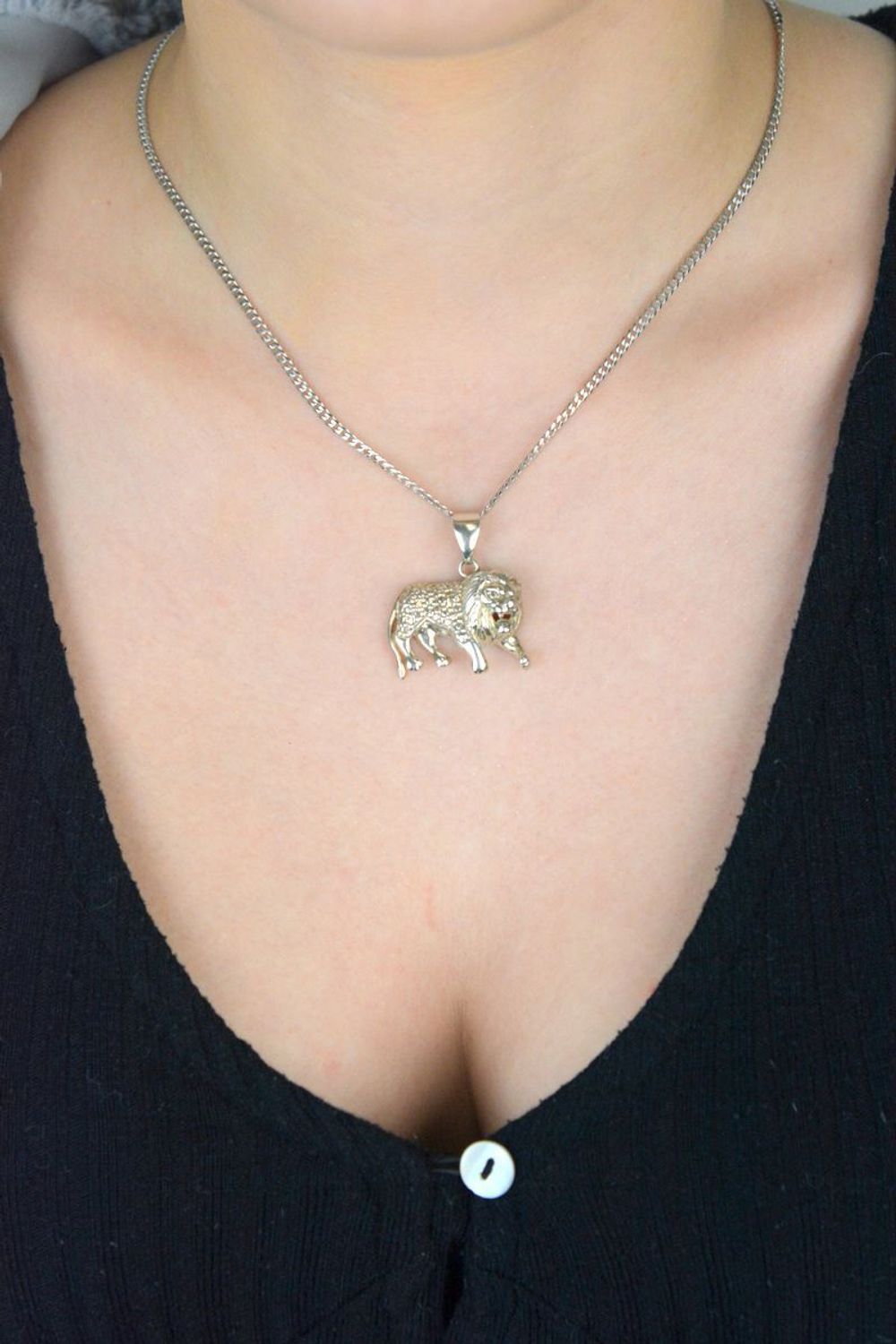 Zawieszka srebrna z motywem lwa, model ZS405, wykonana ze srebra próby 925. Wymiary 3,0 cm x 2,5 cm, waga 6,17 g. Symbolizuje siłę, odwagę i męskość. Idealna biżuteria dla osób ceniących wyraz.jpg