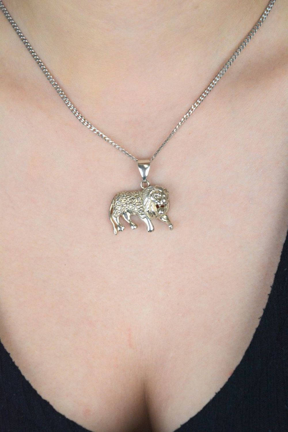 Zawieszka srebrna z motywem lwa, model ZS405, wykonana ze srebra próby 925. Wymiary 3,0 cm x 2,5 cm, waga 6,17 g. Symbolizuje siłę, odwagę i męskość. Idealna biżuteria dla osób ceniących wyraz.jpg