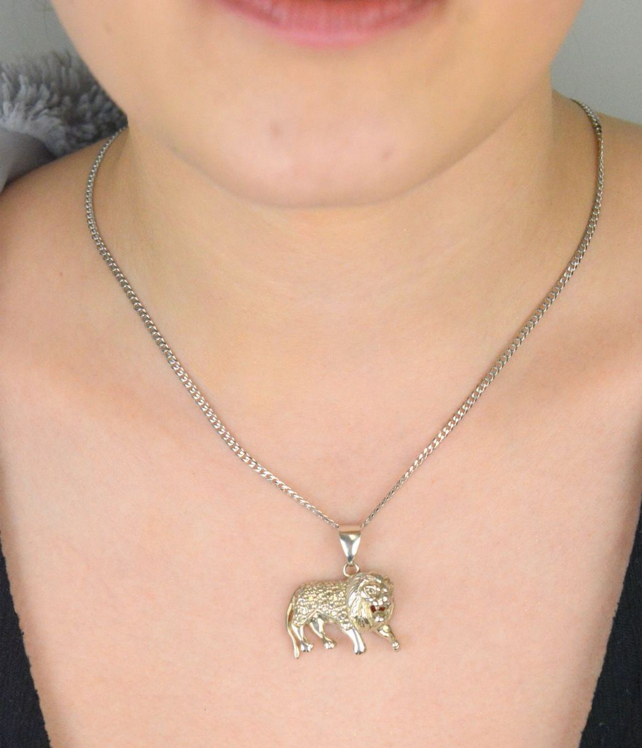 Zawieszka srebrna z motywem lwa, model ZS405, wykonana ze srebra próby 925. Wymiary 3,0 cm x 2,5 cm, waga 6,17 g. Symbolizuje siłę, odwagę i męskość. Idealna biżuteria dla osób ceniących wyraz.jpg