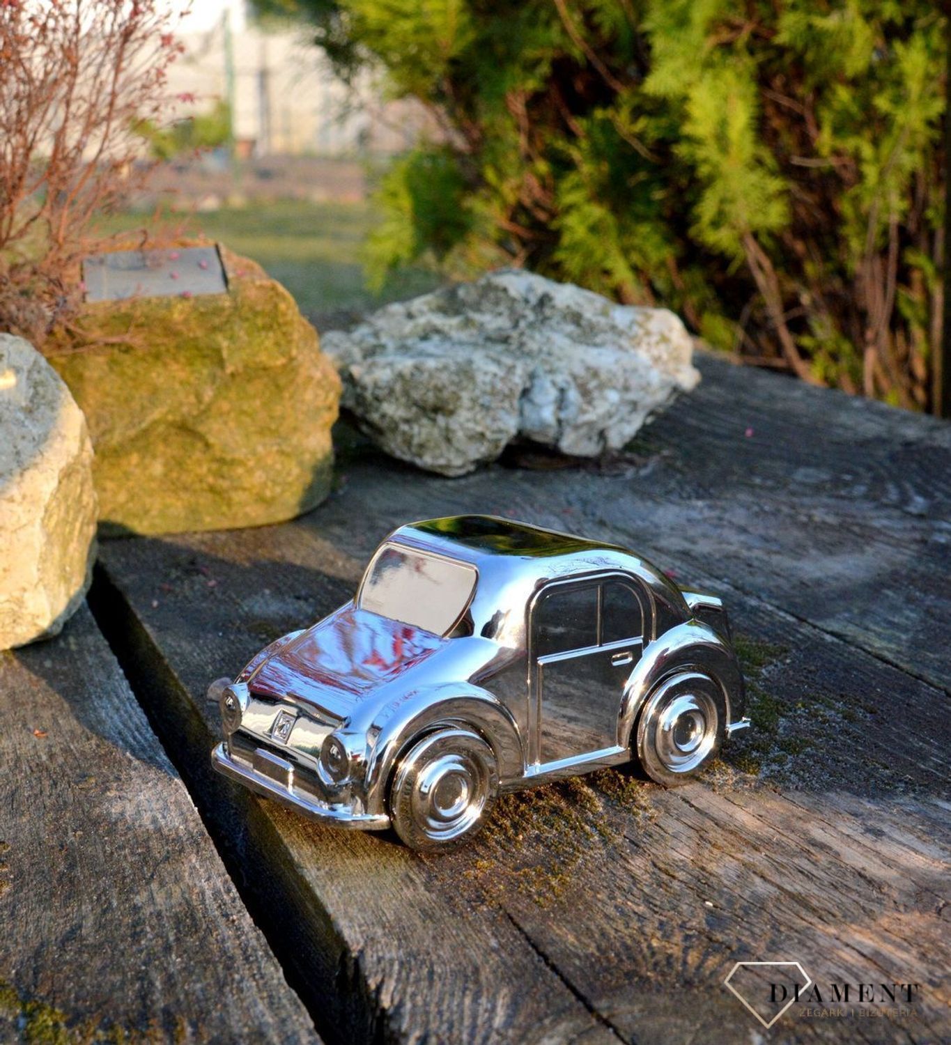 Piękna skarbonka, samochodzik. Wykonana z wysokiej jakości metalu pokrytego srebrem i lakierem zabezpieczającym, dzięki któremu produkt zachowa swój blask..jpg