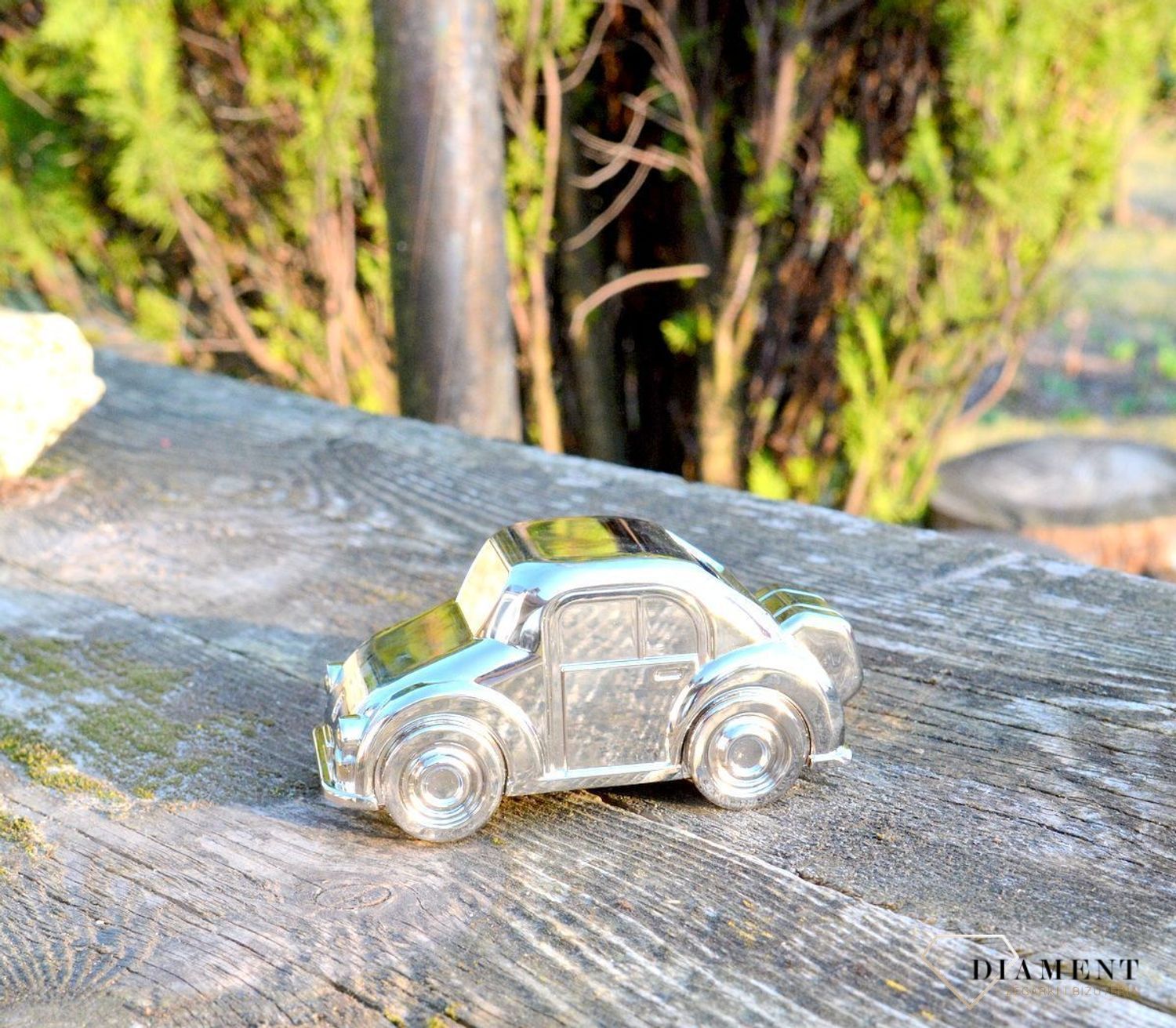 Piękna skarbonka, samochodzik. Wykonana z wysokiej jakości metalu pokrytego srebrem i lakierem zabezpieczającym, dzięki któremu produkt zachowa swój blask..jpg