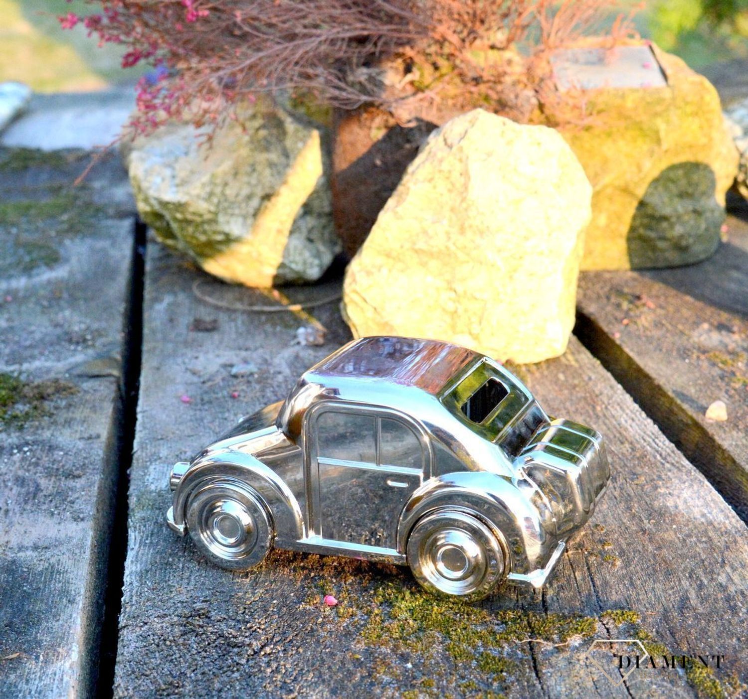 Piękna skarbonka, samochodzik. Wykonana z wysokiej jakości metalu pokrytego srebrem i lakierem zabezpieczającym, dzięki któremu produkt zachowa swój blask..jpg