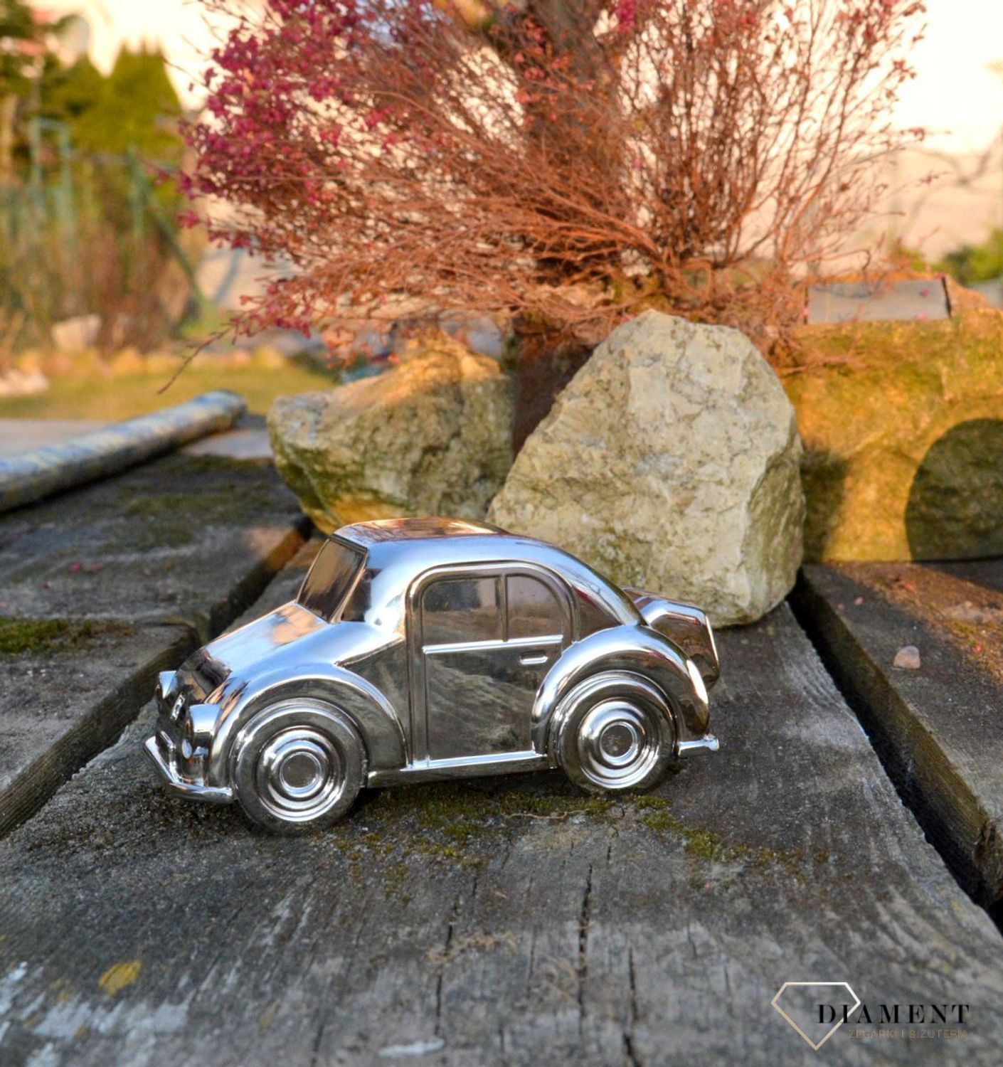 Piękna skarbonka, samochodzik. Wykonana z wysokiej jakości metalu pokrytego srebrem i lakierem zabezpieczającym, dzięki któremu produkt zachowa swój blask..jpg