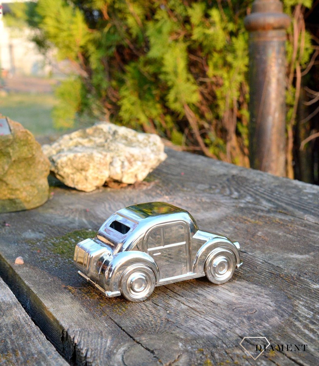 Piękna skarbonka, samochodzik. Wykonana z wysokiej jakości metalu pokrytego srebrem i lakierem zabezpieczającym, dzięki któremu produkt zachowa swój blask..jpg