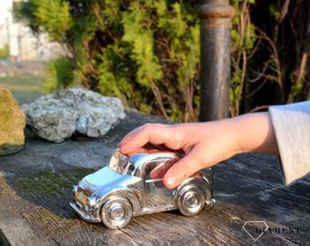 Posrebrzana skarbonka 'Srebrny samochód' dla dziecka. ZV6024261. Wykonana z wysokiej jakości metalu pokrytego srebrem (2).JPG