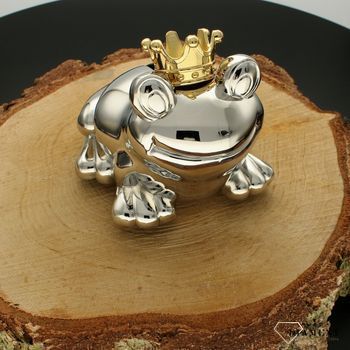 Piękna, posrebrzana skarbonka żabka ze złotą koroną ZV6144261. Prezent na kasę. Wykonana z wysokiej jakości metalu pokrytego srebrem i lakierem zabezpieczającym, dzięki któremu zachowa swój blask (3).jpg