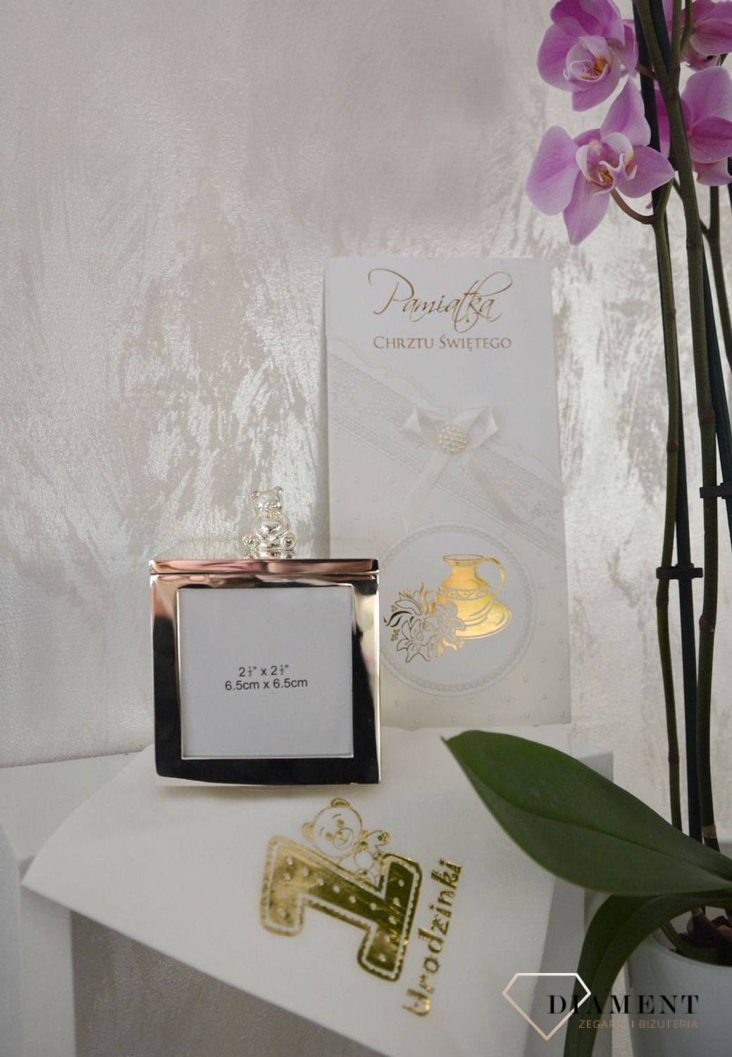 Piękna posrebrzana karuzela, szkatułka z misiem skrywa w sobie mechanizm wygrywający melodię. W karuzeli można umieścić 4 zdjęcia, które pięknie ozdobią szkatułkę.5.jpg