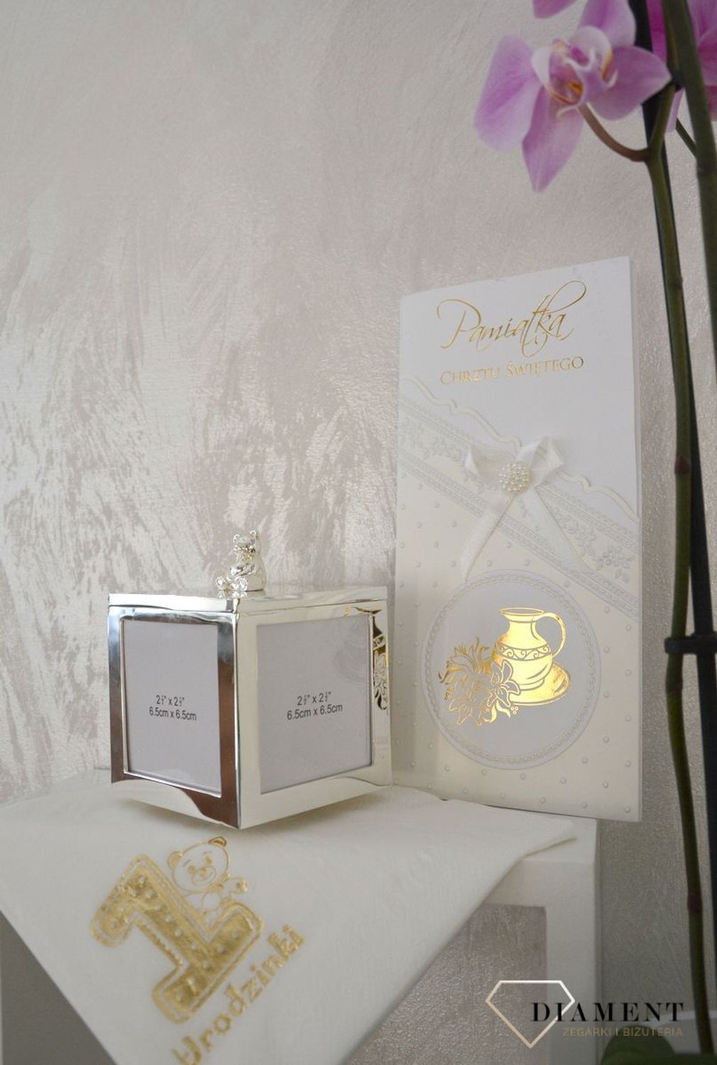 Piękna posrebrzana karuzela, szkatułka z misiem skrywa w sobie mechanizm wygrywający melodię. W karuzeli można umieścić 4 zdjęcia, które pięknie ozdobią szkatułkę.5.jpg