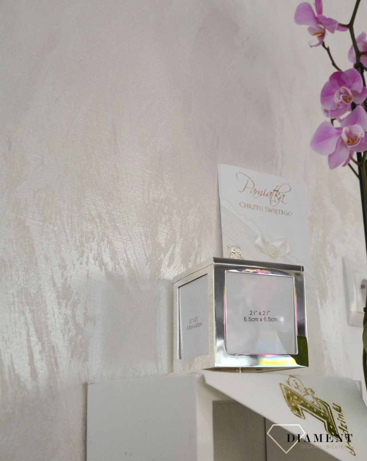 Piękna posrebrzana karuzela, szkatułka z misiem skrywa w sobie mechanizm wygrywający melodię. W karuzeli można umieścić 4 zdjęcia, które pięknie ozdobią szkatułkę.5.jpg