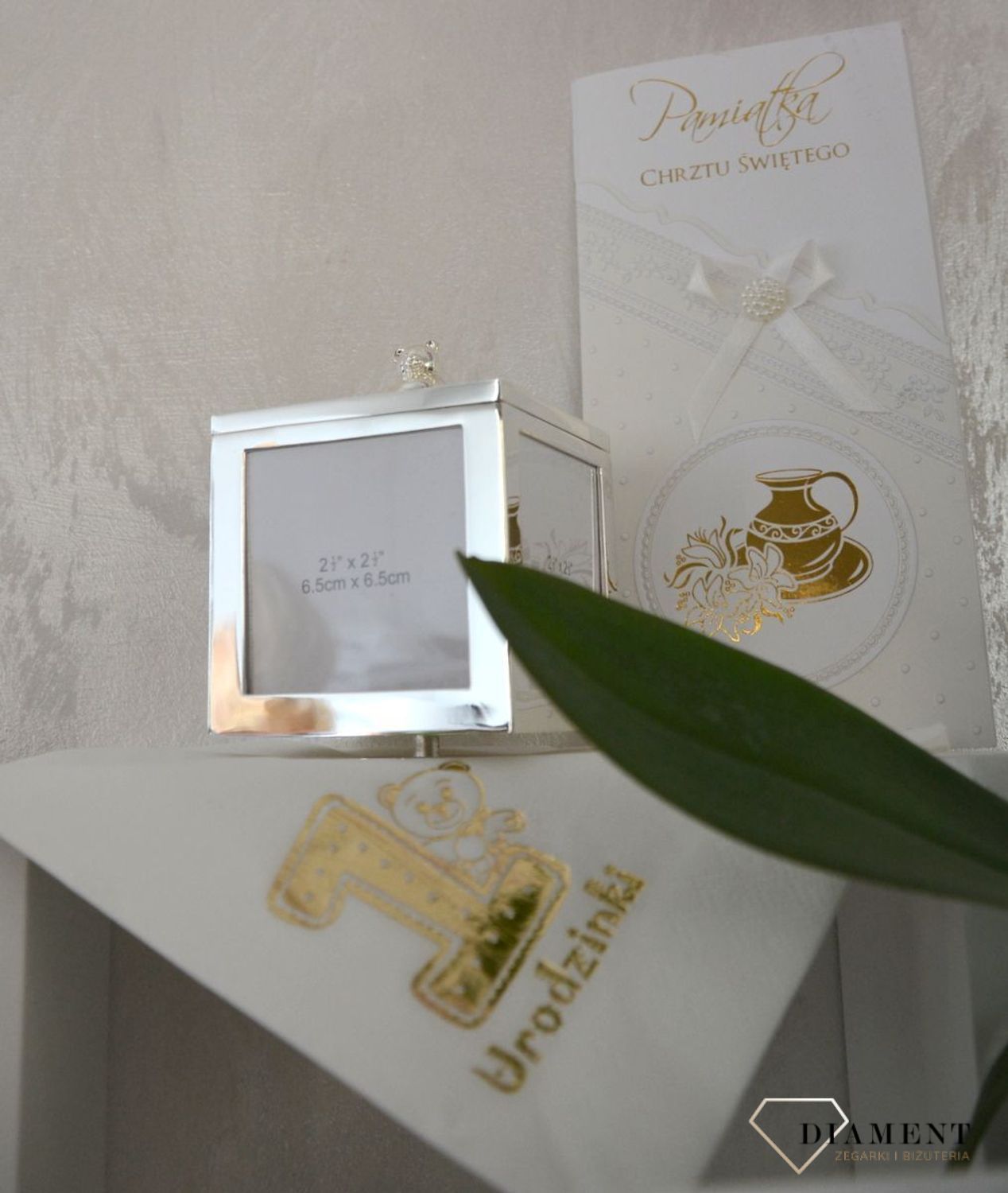 Piękna posrebrzana karuzela, szkatułka z misiem skrywa w sobie mechanizm wygrywający melodię. W karuzeli można umieścić 4 zdjęcia, które pięknie ozdobią szkatułkę.5.jpg